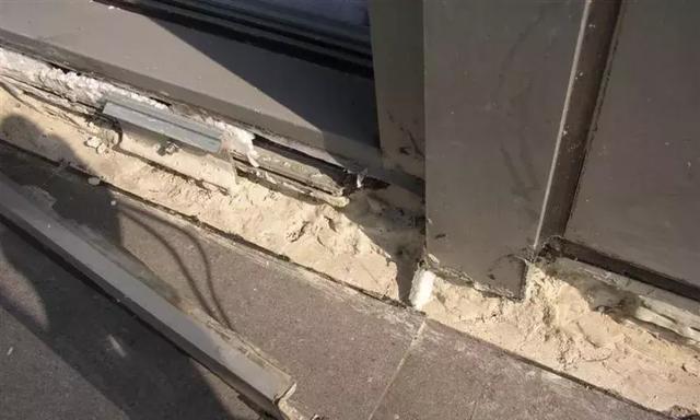 防水、門窗景觀施工現(xiàn)場(chǎng)巡查發(fā)現(xiàn)很多問(wèn)題，你們是否也經(jīng)常遇到？ 窗框防水 窗戶防水 第8張