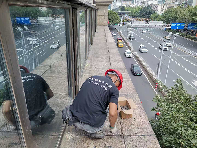 商業(yè)廣場(chǎng)女兒墻防水補(bǔ)漏