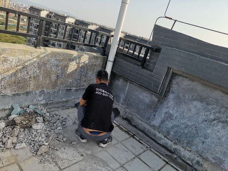 小區(qū)樓面女兒墻及下水管周滲水補(bǔ)漏