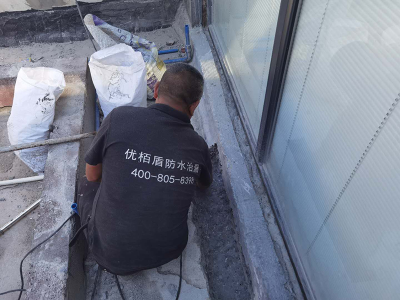 天臺(tái)落地玻璃門框周邊防水處理